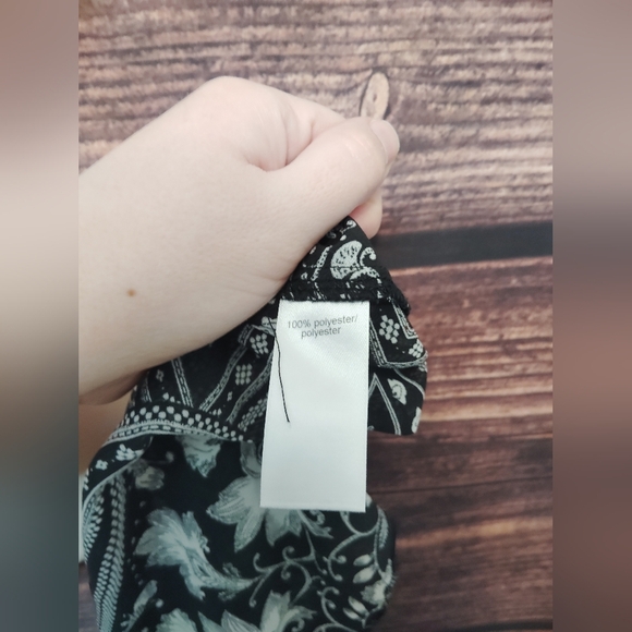 2 For 25$ Maurices Black and White Patterned Halter Top Size Medium - Picture 2 of 6